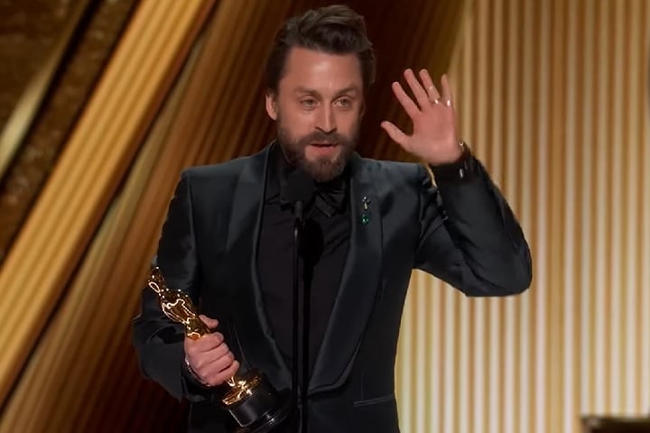 O ator Kieran Culkin venceu a estatueta pelo filme A Verdadeira Dor (2024) e subiu ao palco para fazer o discurso. 