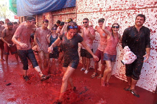 Espanha - A Feria de Abril, em Sevilha, destaca-se pelo flamenco e festividades. A Tomatina, em Buñol, reúne milhares em uma batalha de tomates. A Semana Santa tem procissões imponentes em várias cidades.