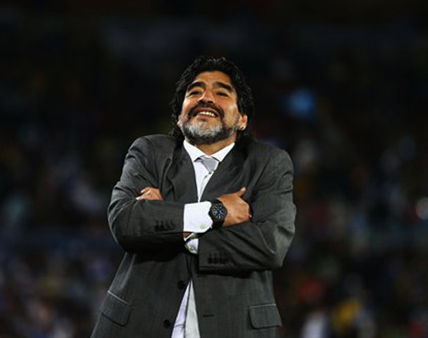 Maradona leiloou alguns de seus brincos por cerca de 25 mil euros (R$ 155 mil), em 2009. Ele usou o dinheiro para pagar dívidas dele com o governo italiano. Ele morreu em 2020. 