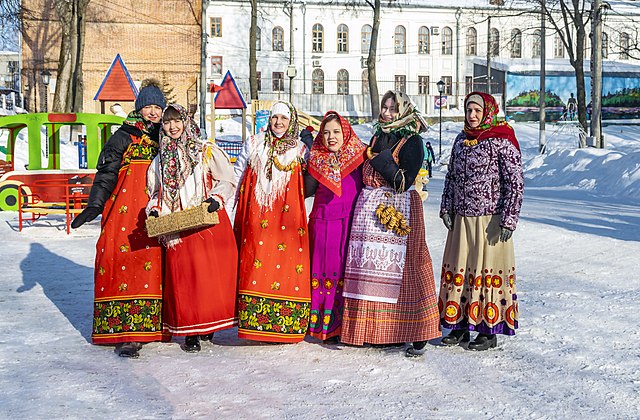 Rússia - O Maslenitsa marca o fim do inverno com panquecas. A Páscoa Ortodoxa tem procissões e banquetes familiares. O Festival de Cinema de Moscou celebra a sétima arte.