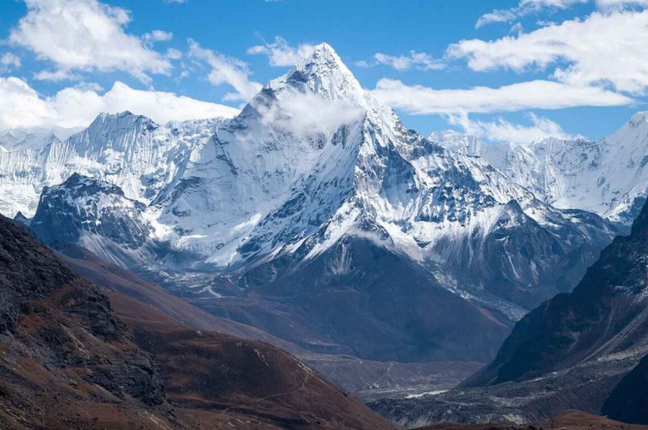 Nepal - Destino icônico para trilhas nas montanhas, especialmente no Himalaia. A trilha do Everest Base Camp atrai trekkers do mundo todo. A Annapurna Circuit é outra opção desafiadora.