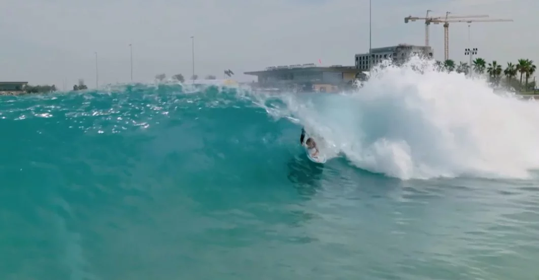 Emirados Árabes Unidos - Surfe e kitesurf são populares em Dubai e Abu Dhabi. Sandboarding e motocross no deserto são opções radicais. Paraquedismo oferece vistas espetaculares da Palm Jumeirah.