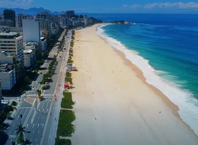 Brasil - Praias paradisíacas como Copacabana, Ipanema e Fernando de Noronha encantam visitantes. A diversidade de paisagens atrai turistas o ano todo. Águas quentes e cristalinas são ideais para relaxar e mergulhar.