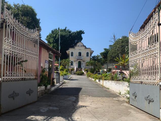 Criada em 1918 pelo ator Leopoldo Fróes em parceria com o jornalista Irineu Marinho, a Casa dos Artistas — como também é chamada — é uma organização sem fins lucrativos.