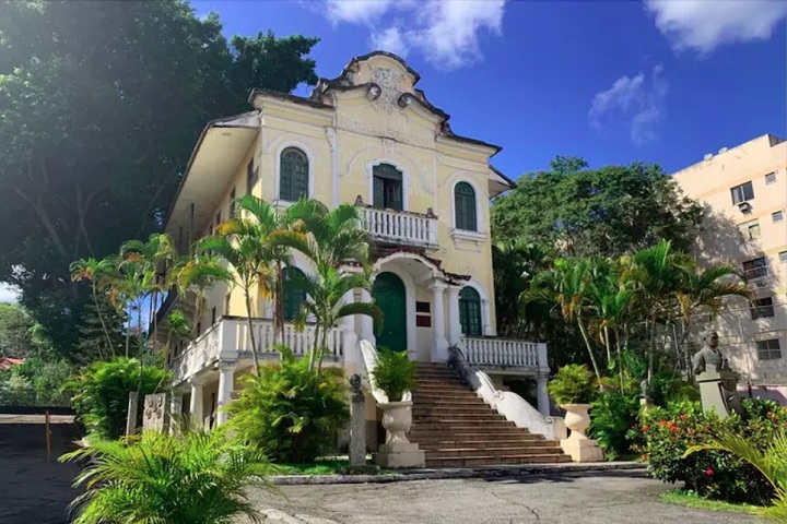 O Retiro dos Artistas é uma instituição localizada no Rio de Janeiro, dedicada a oferecer moradia, assistência médica, psicológica e social para artistas idosos que enfrentam dificuldades financeiras ou não possuem suporte familiar.