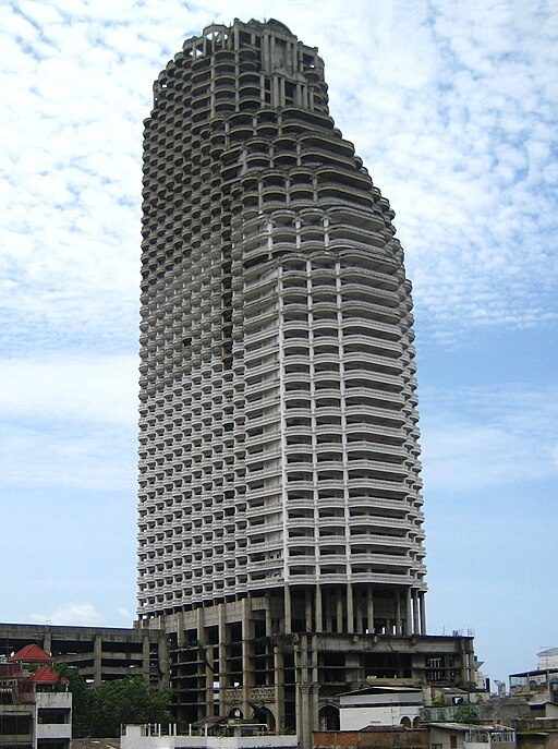 7) Sathorn Unique, Bangkok (185 m): O prédio teve sua construção interrompida durante a crise financeira asiática de 1997. Apelidado de Torre Fantasma da Tailândia, tem 47 andares e estava 80% concluído quando as obras foram paralisadas.