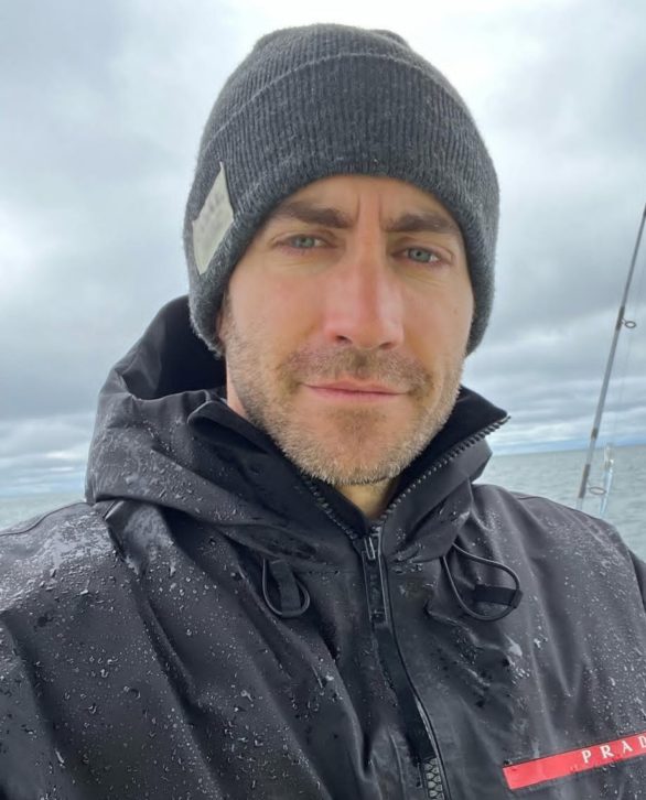 Fora das telas, Jake Gyllenhaal é conhecido por manter sua vida privada longe dos holofotes. Ele é um defensor de causas sociais e ambientais, apoiando organizações como a ONG Habitat for Humanity.