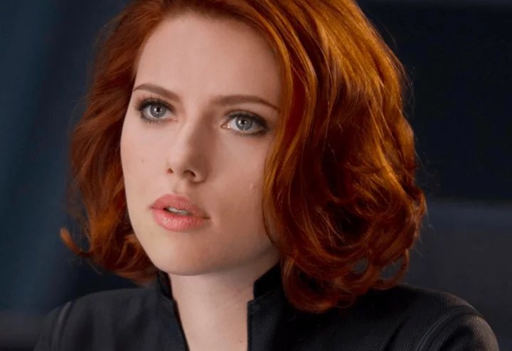 Um lenço de papel usado pela atriz e cantora Scarlett Johansson foi leiloado, no site Ebay, em dezembro de 2008, por 6.600 dólares (R$ 38 mil). O dinheiro foi destinado para o combate à fome nos EUA. 