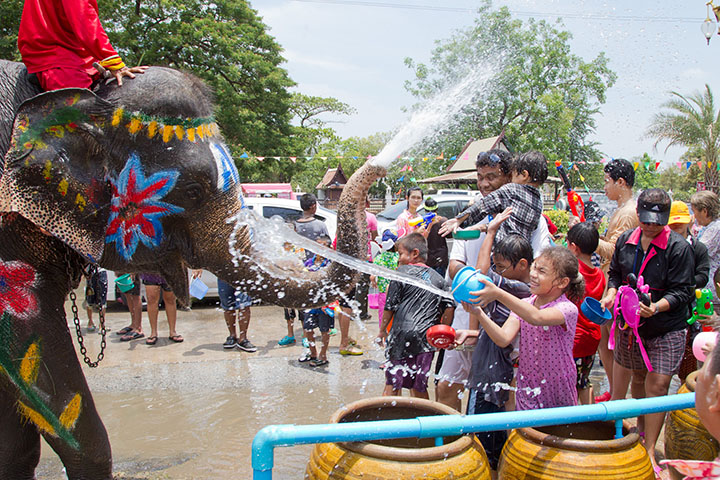 Tailândia - O Songkran, Ano Novo tailandês, tem batalhas de água. O Loy Krathong ilumina os rios com lanternas flutuantes. O Yi Peng, em Chiang Mai, encanta com lanternas no céu.