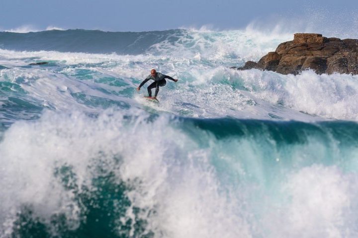 Os esportes radicais são uma verdadeira paixão para quem busca adrenalina, superação e conexão com a natureza. Seja desafiando as alturas, o mar ou os ventos, esses esportes proporcionam experiências únicas, onde o corpo e a mente são testados ao limite. 