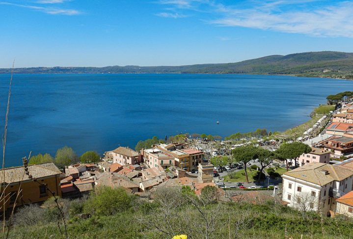 Itália - As Dolomitas oferecem trilhas impressionantes como a Alta Via 1 e Alpe di Siusi. O trekking na região combina paisagens alpinas com cultura e gastronomia locais.