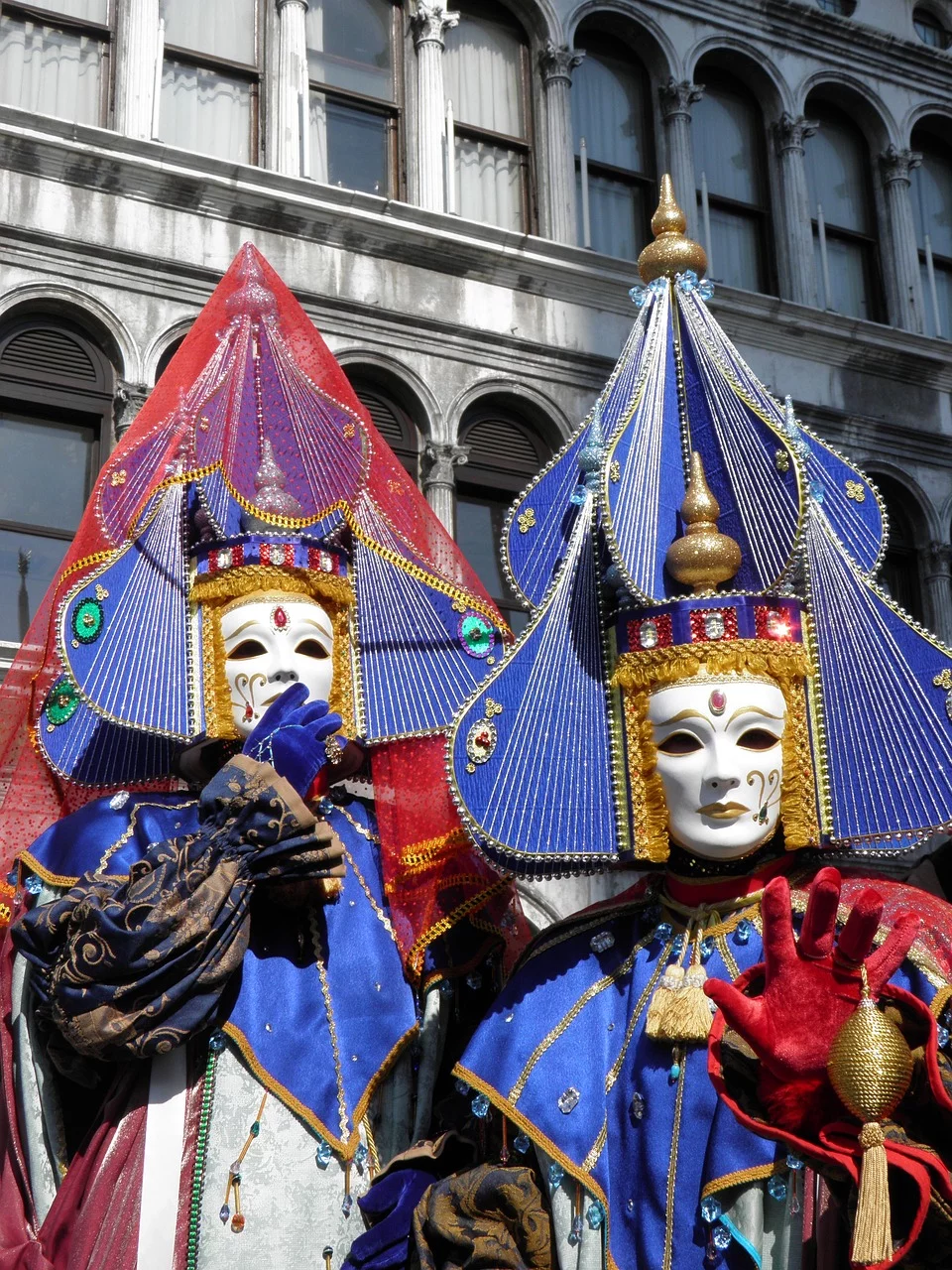 Itália - O Carnaval de Veneza encanta com máscaras e bailes. O Palio di Siena é uma corrida de cavalos medieval. A Festa de San Gennaro, em Nápoles, celebra o santo padroeiro.