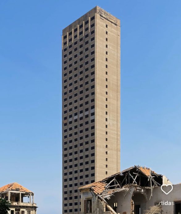 10) Beirut Trade Center, Beirute (140 m de altura): Também chamado de Burj al-Murr ou torre da amargura, esse edifício é um dos símbolos mais marcantes de obras abandonadas em todo o mundo. 