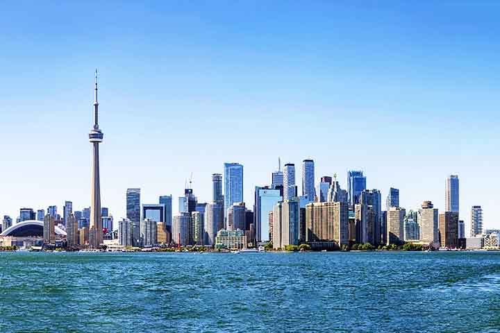 A cidade mais forte economicamente do Canadá é Toronto, pois é o maior centro financeiro e comercial do país. Abriga a Bolsa de Valores de Toronto (TSX), grandes bancos e empresas multinacionais.