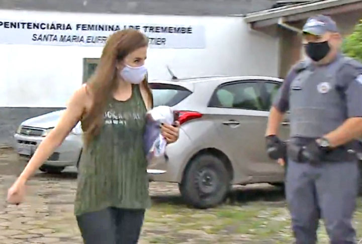 Suzane Louise Magnani Muniz, ex-von Richthofen, está vivendo em Águas de Lindóia, no interior de São Paulo, a cerca de 70 km de Bragança Paulista, onde vivia anteriormente. De acordo com o blog True Crime, do jornal “O Globo”, ela se mudou para a cidade porque seu marido, o médico Felipe Zecchini Muniz, foi aprovado em um concurso.
