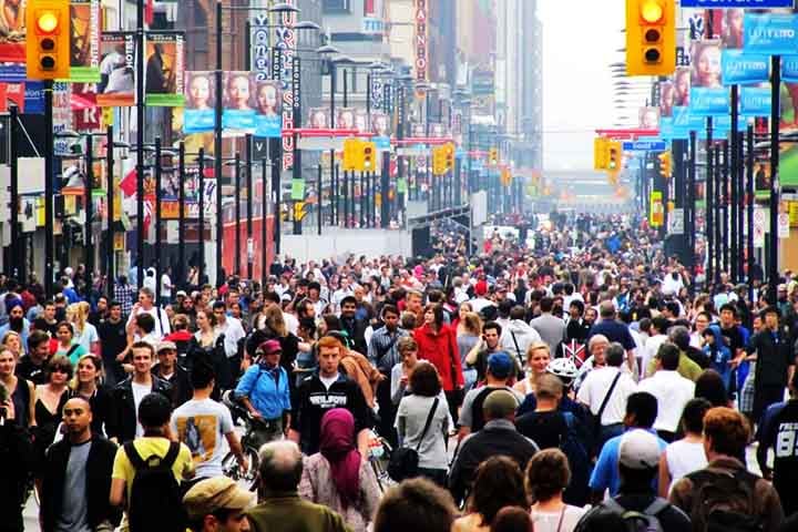A cidade possui cerca de 2,9 milhões de habitantes, sendo a cidade mais populosa do Canadá. Sua diversidade cultural é marcante, com mais de 200 etnias e cerca de metade da população nascida fora do país.