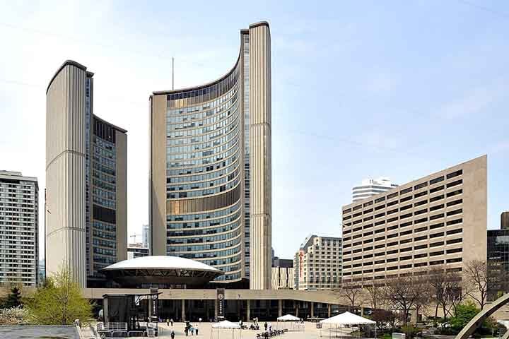 Toronto tem um governo municipal liderado por um prefeito e um conselho da cidade. Como parte do Canadá, segue o sistema parlamentarista e está dentro da província de Ontário.
