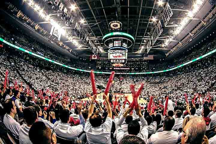 Os moradores de Toronto valorizam diversidade cultural, vida urbana ativa e esportes como hóquei e basquete. Há também um grande apreço por cafés, festivais e atividades ao ar livre, especialmente no verão. 
