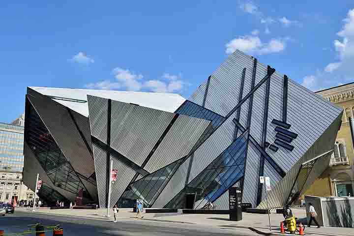 Royal Ontario Museum (1914) – Maior museu do Canadá, combina arquitetura moderna e clássica. Possui coleções sobre história natural, arte e cultura mundial. Exibe fósseis de dinossauros, artefatos egípcios e exposições sobre civilizações antigas.