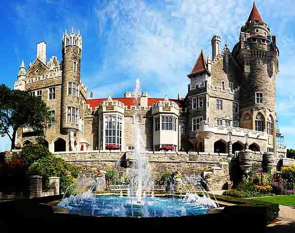 Casa Loma (1914) – Castelo histórico construído no estilo europeu, oferece uma viagem ao passado. Conta com móveis de época, jardins exuberantes e passagens secretas. É um dos cenários mais usados em filmes e séries.

