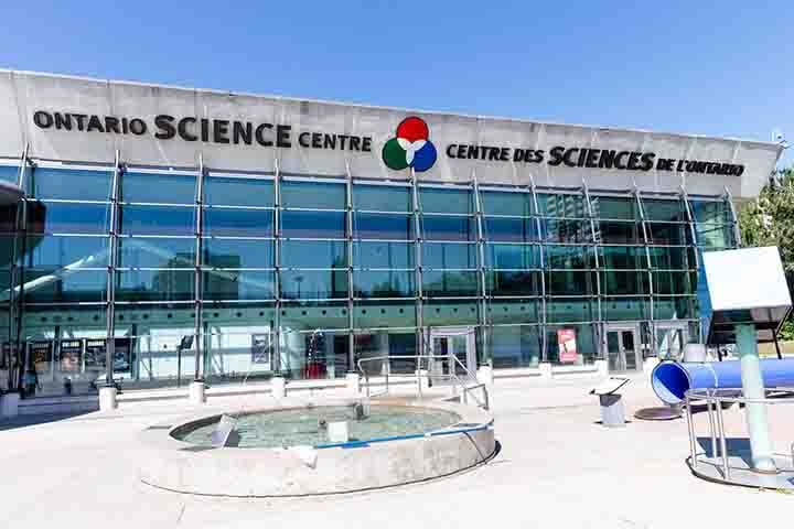 Ontario Science Centre (1969) – Museu interativo focado em ciência e tecnologia, ideal para todas as idades. Possui experimentos práticos, planetário e exposições sobre o corpo humano e o espaço. É um dos principais centros educacionais do país.
