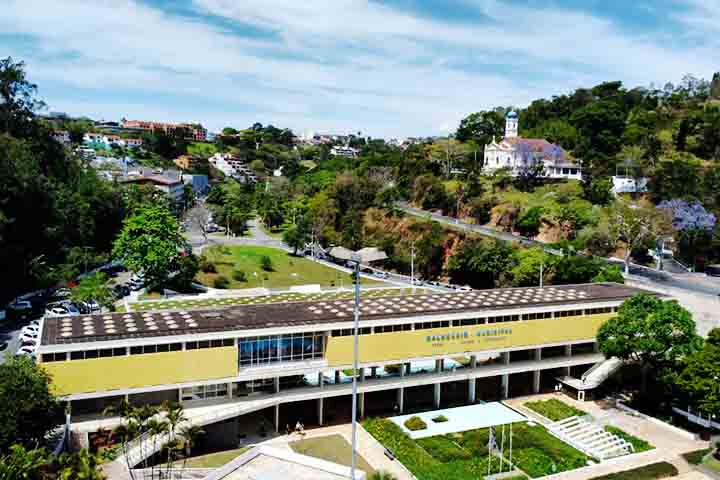 Águas de Lindóia é uma cidade turística conhecida por suas águas termais (que brotam do solo aquecidas) e tem 13.930 habitantes, segundo o censo de 2022.
