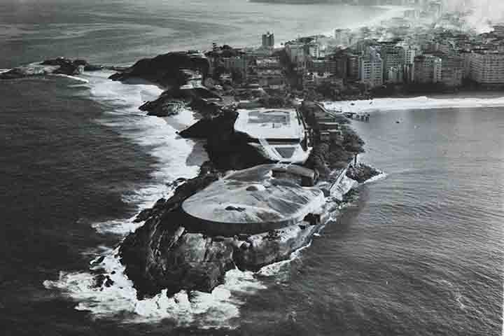 Ziraldo foi preso três vezes, quando Daniela ainda era criança. Na primeira prisão, ele ficou um mês em uma solitária no Forte de Copacabana, ouvindo apenas o som do mar.
