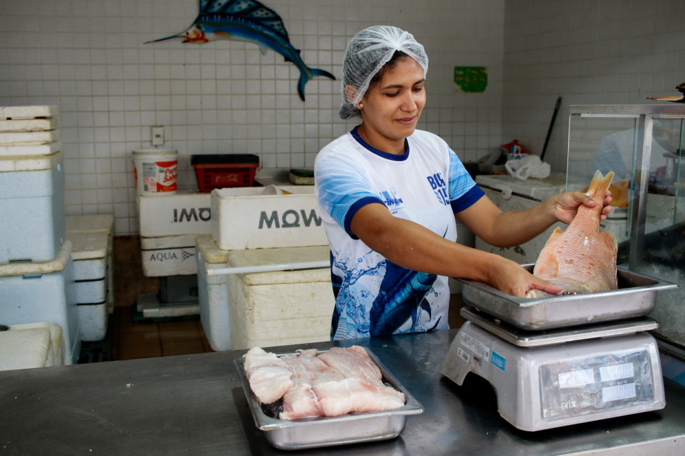 FORTALEZA, CEARÁ, BRASIL, 06-03-2025: Larissa dos Anjos em movimentação e preços dos principais pescados do Mercado dos peixes antes da Semana Santa. (Foto: Samuel Setubal/ O Povo)
