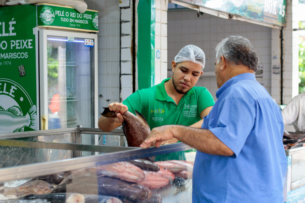 FORTALEZA, CEARÁ, BRASIL, 06-03-2025: Movimentação e preços dos principais pescados do Mercado dos peixes antes da Semana Santa. (Foto: Samuel Setubal/ O Povo)