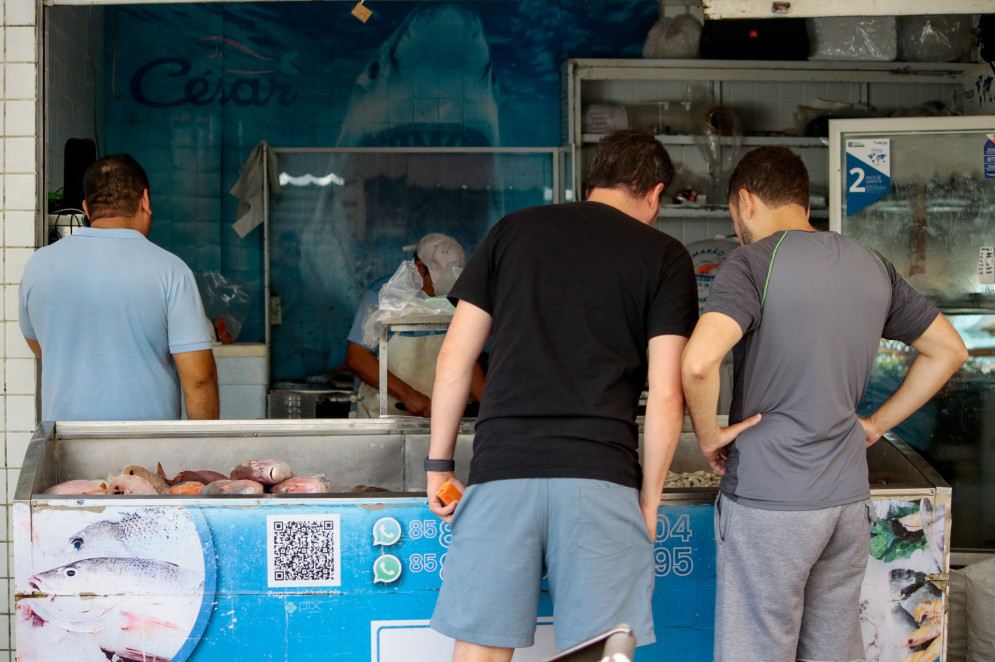 FORTALEZA, CEARÁ, BRASIL, 06-03-2025: Movimentação e preços dos principais pescados do Mercado dos peixes antes da Semana Santa. (Foto: Samuel Setubal/ O Povo)
