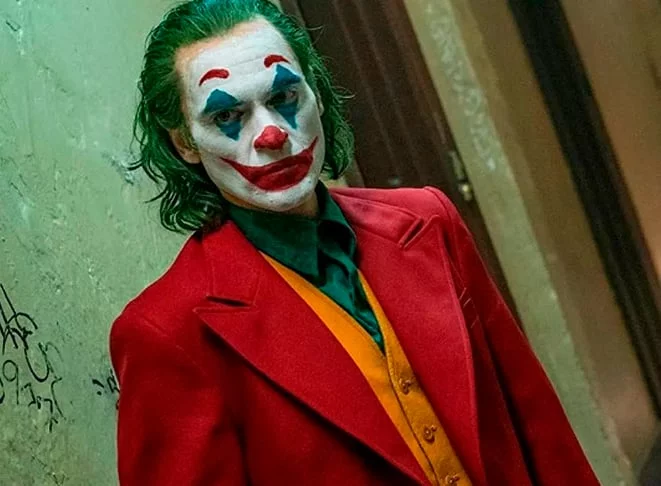 O filme, que se distancia dos quadrinhos e das tradicionais histórias do Batman, foca nas questões sociais e psicológicas que moldam a figura do Coringa, explorando o impacto da sociedade sobre um indivíduo em sofrimento.