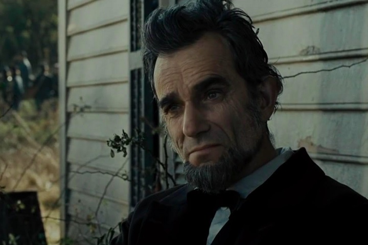 Como não há gravação da voz de Lincoln, Day-Lewis criou uma fala conforme a personalidade do político. E reproduziu um jeito de andar de quem não apoiava o calcanhar, por ter os pés chatos. 