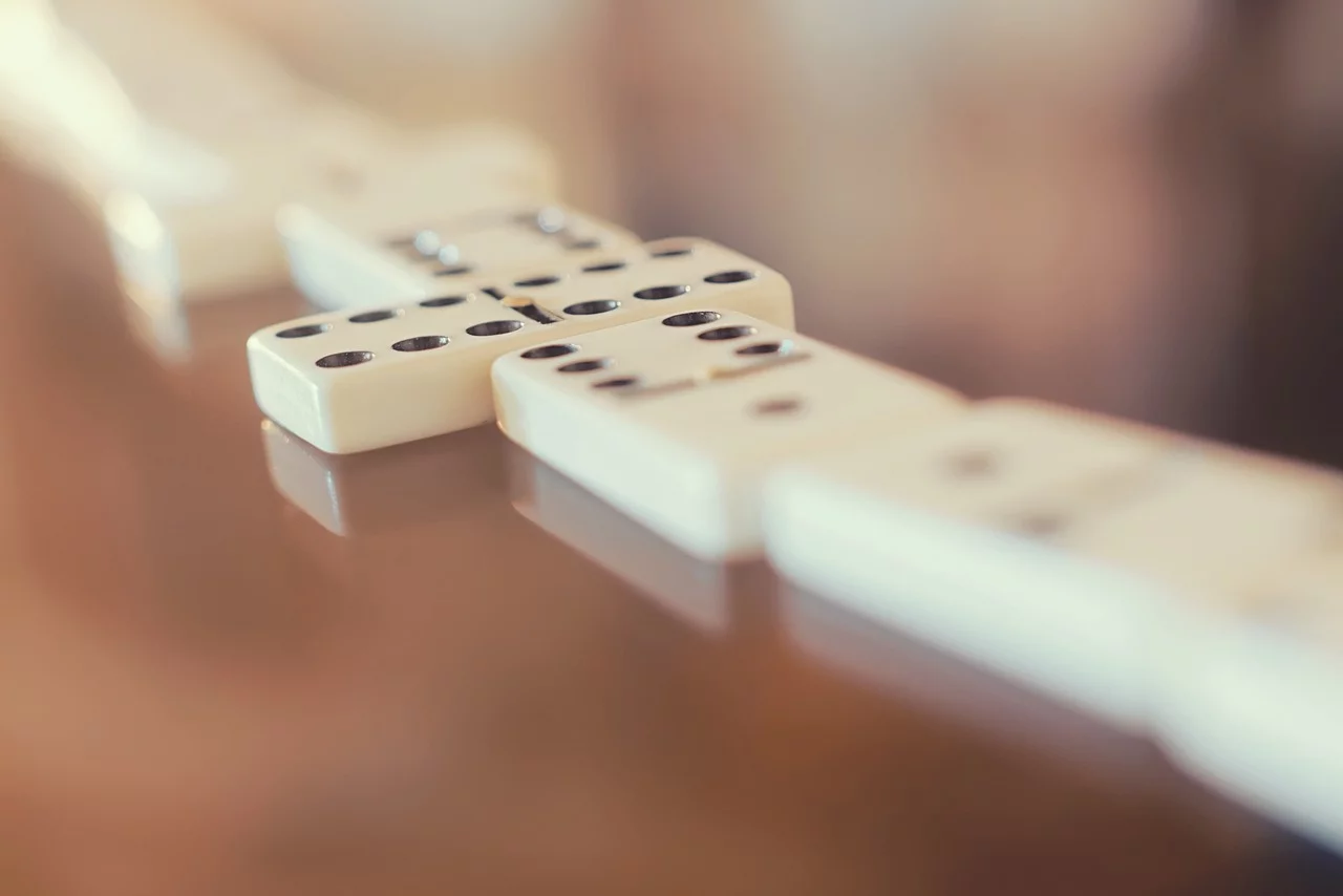 Foi na Itália do Século XVIII que o jogo ganhou o formato que conhecemos hoje, com as 28 peças, e começou a ser jogado de forma mais estruturada. Desde então, o dominó evoluiu de um passatempo simples para um jogo estratégico, com inúmeras variações, tornando-se uma verdadeira tradição em muitos países.