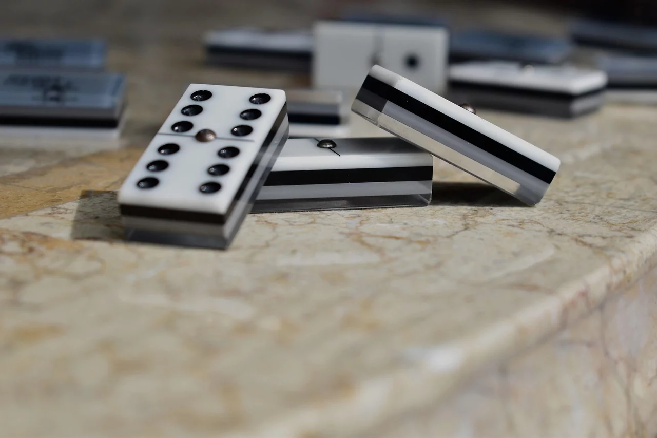 Em sua simplicidade e profundidade, o dominó continua a ser uma parte importante da cultura global, proporcionando entretenimento e conexão para aqueles que se reúnem em torno de suas peças.