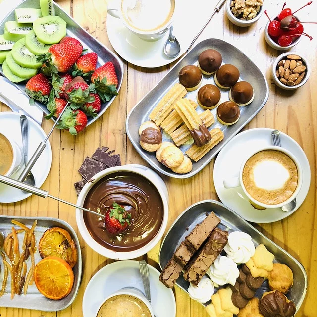 Além dessas variações, novas combinações têm surgido ao redor do mundo, adaptando o fondue para diferentes culturas e preferências gastronômicas.