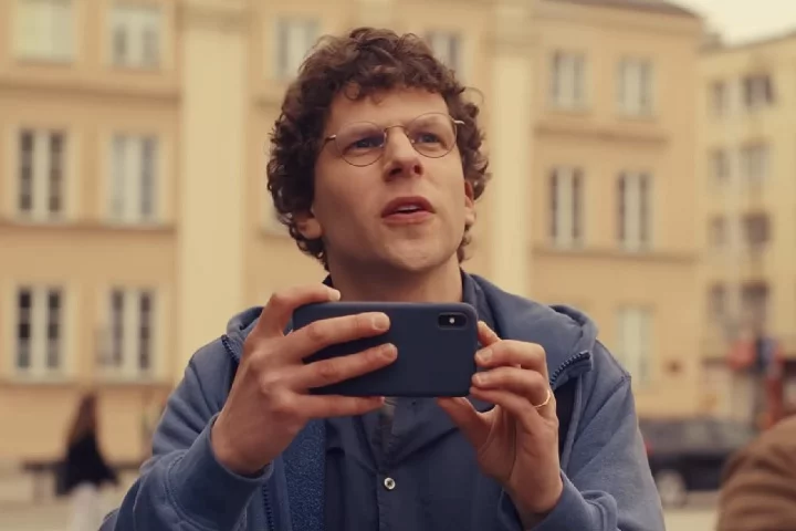 Durante as filmagens no país, Eisenberg decidiu solicitar a cidadania, um direito concedido a descendentes de poloneses que nasceram ou viveram lá após 1920.