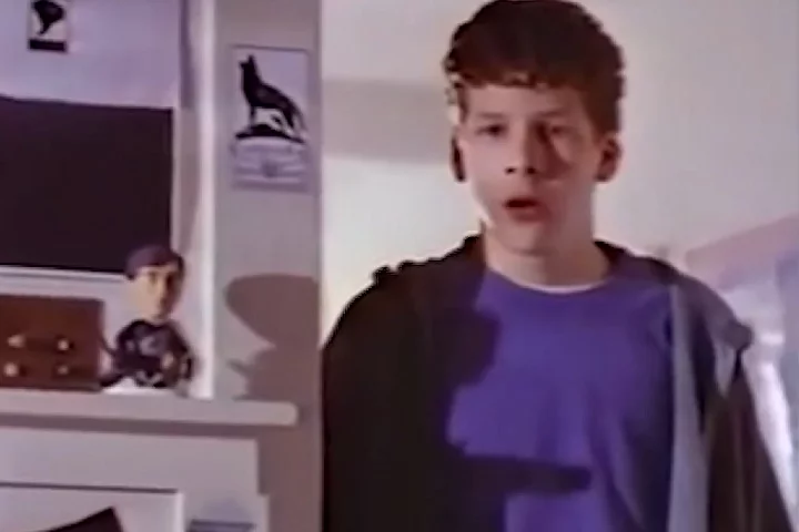 Ele começou a atuar em peças de teatro quando ainda era criança e fez sua estreia como ator na televisão, especificamente na série Caia na Real (1999-2000).