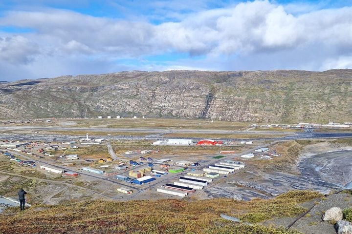 Até agora, turistas que visitavam a Groenlândia precisavam desembarcar em cidades menores como Kangerlussuaq (foto) e Narsarsuaq, antigas bases militares da Segunda Guerra Mundial.