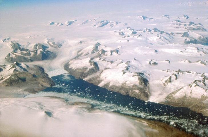 A ilha é conhecida por sua vasta camada de gelo, que cobre cerca de 80% de sua superfície, tornando-a um dos locais mais importantes para o estudo das mudanças climáticas. 