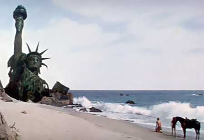 Você precisa sair e ver as coisas. É isso que eu adoro em O Planeta dos Macacos. No fim, quando Charlton Heston vê a Estátua da Liberdade... uau!, disse Brad Pitt em entrevista para a revista Rolling Stones. 