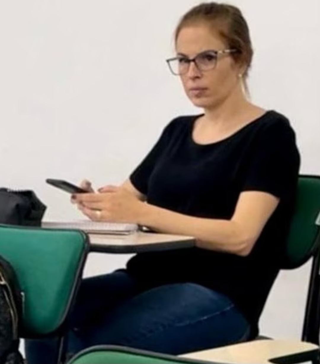 Em 2023, Suzane von Richthofen começou a cursar Direito. Alunos fizeram fotos dela na última fileira da sala, onde procurava ficar discreta, e as divulgaram nas redes sociais.