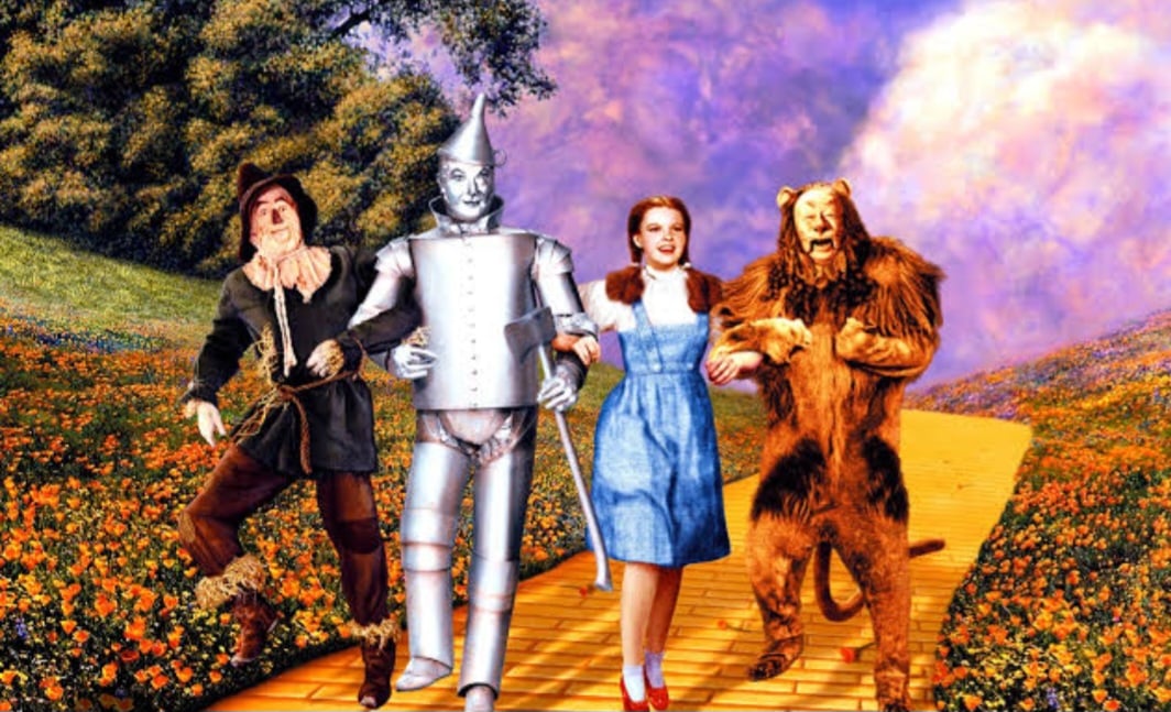 O Mágico de Oz (1939), dirigido por Victor Fleming e estrelado por Judy Garland, segue Dorothy, uma menina do Kansas levada para a terra de Oz, onde deve encontrar o mágico para voltar para casa, enfrentando a Bruxa Malvada do Oeste.
