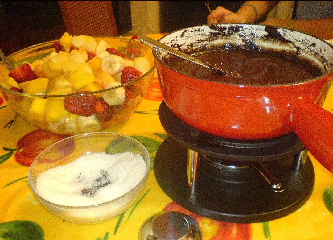 Não é recomendado mergulhar o pão duas vezes e, ao inseri-lo na panela, o ideal é levá-lo até o fundo para mexer o queijo e evitar que ele queime.