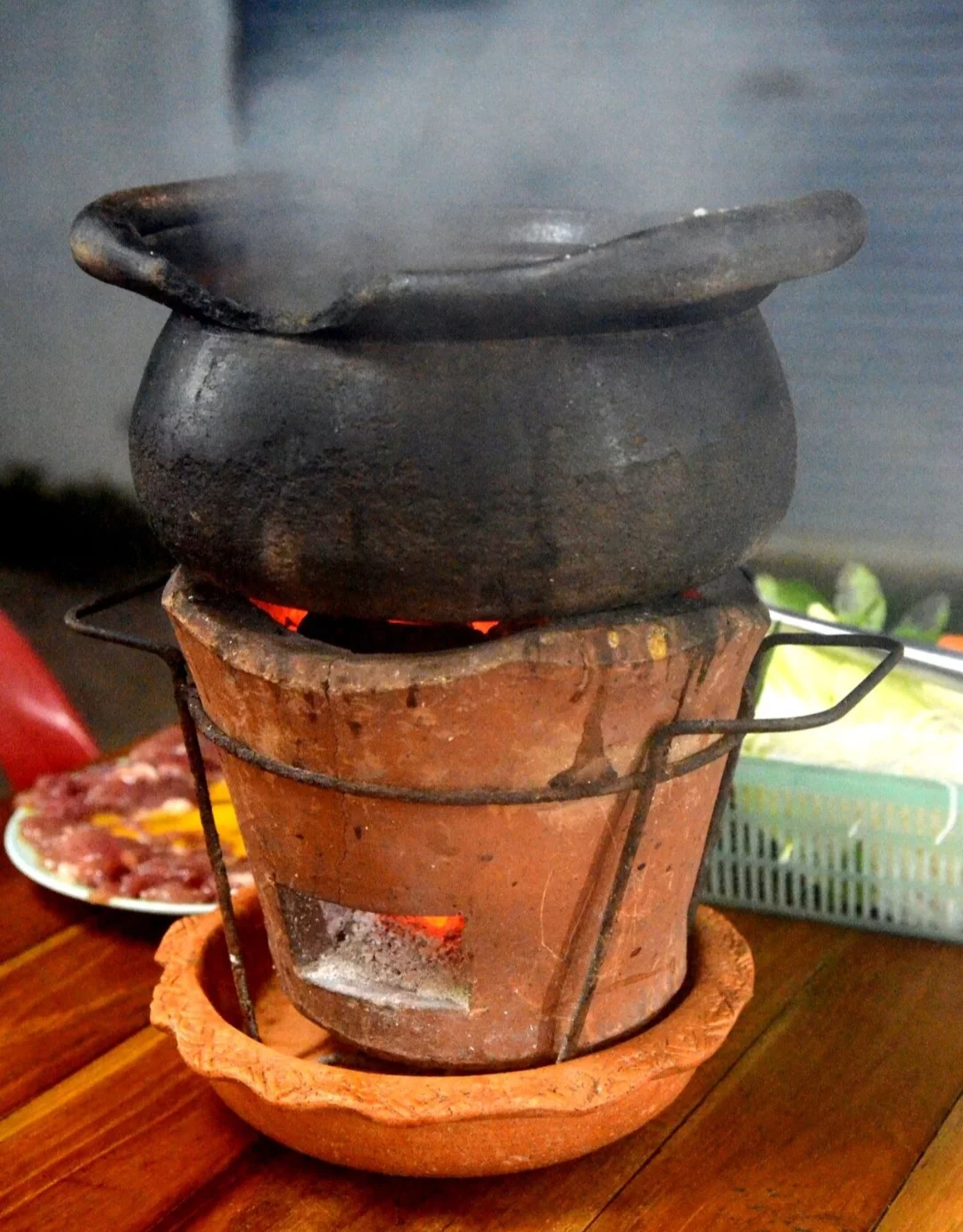 Algumas tradições locais adicionam um toque de diversão: se alguém deixar o pão cair na panela, pode ser desafiado a cumprir uma tarefa, como pagar uma rodada de bebidas ou até mesmo beijar a pessoa ao lado.
