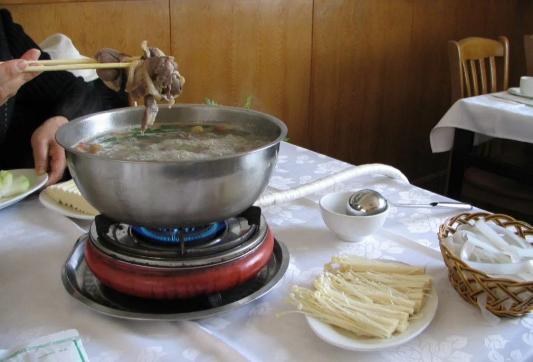 Hoje, existem diversas versões do fondue, sendo as três mais populares a de queijo, de carne e de chocolate. A primeira é a que você mergulha o pão no queijo. A de carne é cozida em óleo quente ou caldo e servida com molhos variados. Enquanto a de chocolate, frutas e biscoitos são mergulhados em chocolate derretido, sendo uma das opções mais populares do mundo.