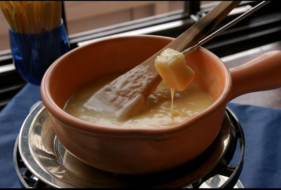 O fondue é um prato tradicionalmente suíço, que conquistou o mundo com seu sabor e charme. Sua origem remonta ao século XVIII,  quando os camponeses das regiões montanhosas da Suíça precisavam de alternativas para se alimentar durante o rigoroso inverno.