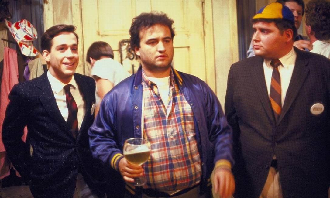 Clube dos Cafajestes (1978), dirigido por John Landis e estrelado por John Belushi e Tim Matheson, é uma comédia sobre uma fraternidade caótica que desafia as regras rígidas de uma universidade conservadora.