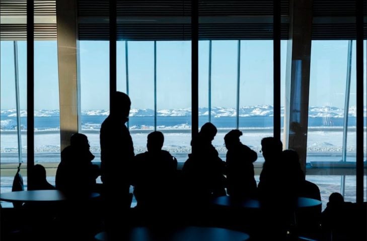 As autoridades esperam controlar o crescimento do número de visitantes anuais na Groenlândia para preservar o equilíbrio ambiental e a autenticidade do turismo local.