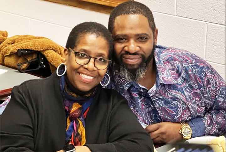 Em 1974, quando tinha somente 17 anos, Lindsey deu à luz Hunter e decidiu dar o bebê para adoção porque não tinha recursos para criá-lo. Ela contou ao Washington Post que jamais esqueceu do filho e expressou seu entusiasmo ao encontrá-lo. “Quando percebi quem ele era, começamos a gritar ao telefone. Foi inacreditável”. 
