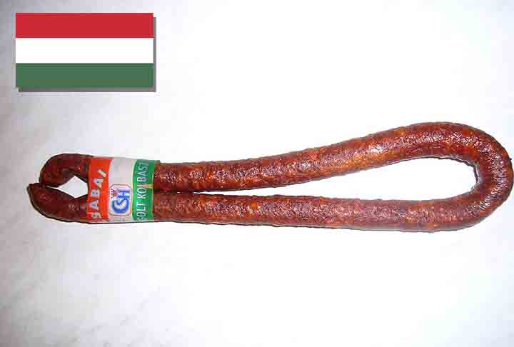 9º) Csabai kolbász (Hungria) - É uma linguiça conhecida por seu sabor robusto e pela utilização de especiarias, especialmente a páprica húngara, que lhe confere uma coloração vermelha vibrante e um sabor característico.